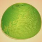 陸と海をことなるテクスチャで描きわけた地球儀