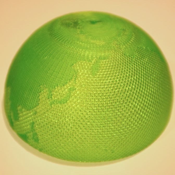 陸と海をことなるテクスチャで描きわけた地球儀