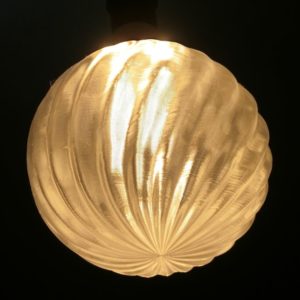 PLA 製カバーつきの 3D デザイン電球