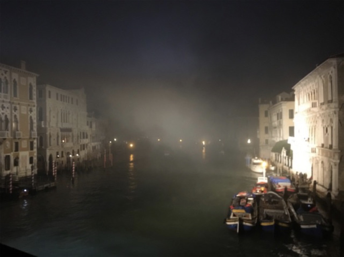 ヴェネチアの霧の夜景