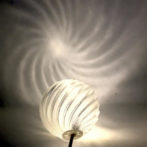 美しい陰影をつくる USB スタンド兼ペンダント