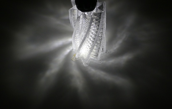 MIT におけるガラスの 3D 印刷と 3D デザインランプがつくる陰影