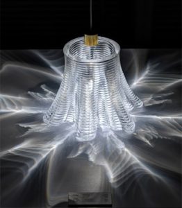 MIT におけるガラスの 3D 印刷と 3D デザインランプがつくる陰影