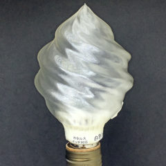 ソフトクリーム形シェードつきの 3Dデザインランプ