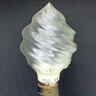 ソフトクリーム形シェードつきの 3Dデザインランプ