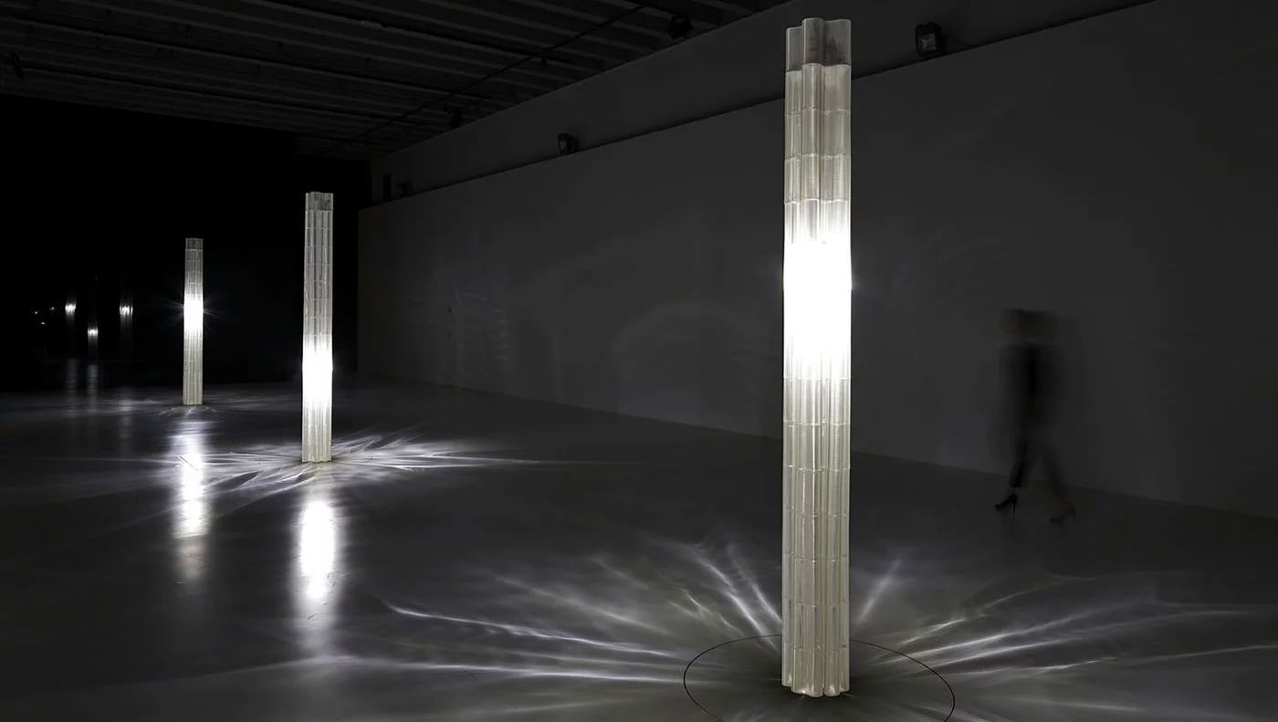 MIT におけるガラスの 3D 印刷と 3D デザインランプがつくる陰影