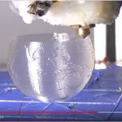 螺旋3D印刷による「かる〜い地球儀」の造形の様子