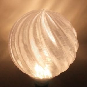 やや光が下方に集中するストライプ形の電球