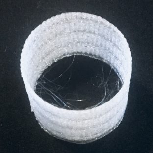 和紙風シェードの内側にはえる毛