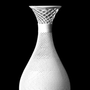 “Making Mistakes” ― 3D印刷材料を減らしてメッシュ状にした「壺」