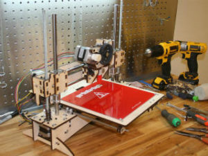 木製ボディの 3D プリンタ Printrbot
