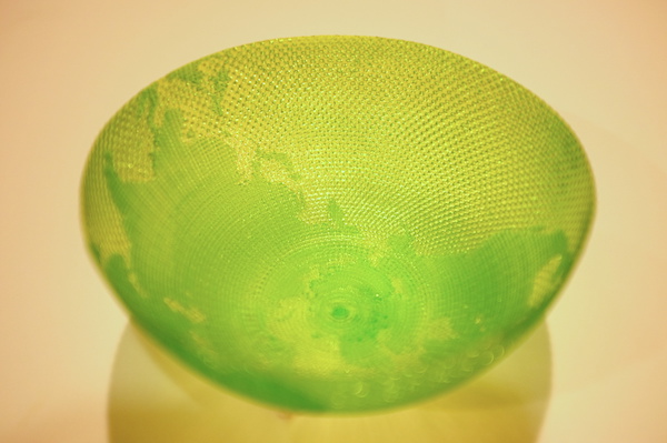 陸と海をことなるテクスチャで描きわけた地球儀