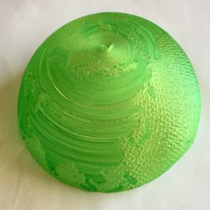 陸と海をことなるテクスチャで描きわけた地球儀