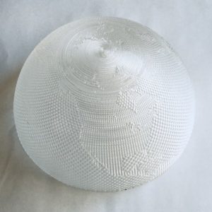 陸と海をことなるテクスチャで描きわけた地球儀