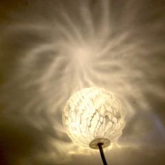 点光源の 3D デザインランプがつくりだす光と影