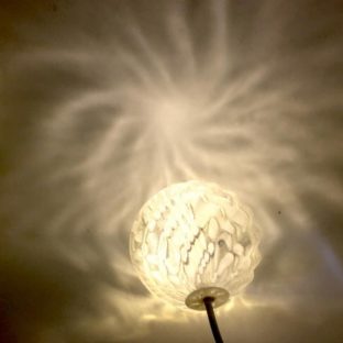 点光源の 3D デザインランプがつくりだす光と影