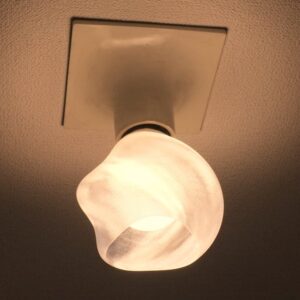 透明な捻り模様の LED電球カバー きらめくランプシェード