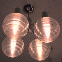 新宿住友ビルで 64 個の 3Dデザインシェードを使っていただいた